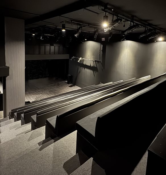 Ένα νέο θέατρο ανοίγει σε μία από τις πιο γνωστές πλατείες της Αθήνας