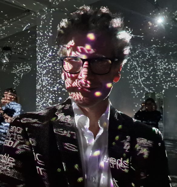 Συνέντευξη | Ο Charles Sandison μετατρέπει την Αθήνα σε ένα πεδίο όπου η τεχνητή νοημοσύνη συναντά τη φιλοσοφία και την τέχνη