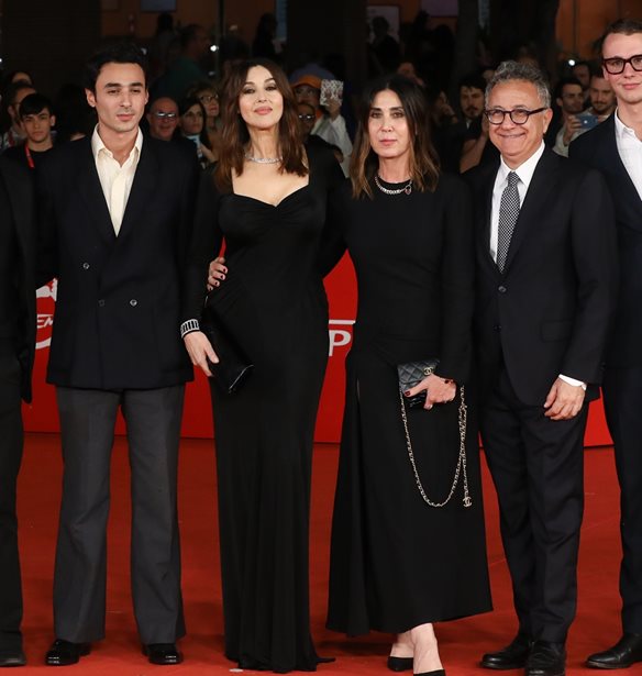 Monica Bellucci | &#x39F; &#x388;&#x3BB;&#x3BB;&#x3B7;&#x3BD;&#x3B1;&#x3C2; &#x3C3;&#x3BA;&#x3B7;&#x3BD;&#x3BF;&#x3B8;&#x3AD;&#x3C4;&#x3B7;&#x3C2; &#x3C0;&#x3BF;&#x3C5; &#x3C0;&#x3CC;&#x3B6;&#x3B1;&#x3C1;&#x3B5; &#x3B4;&#x3AF;&#x3C0;&#x3BB;&#x3B1; &#x3C4;&#x3B7;&#x3C2; &#x3C3;&#x3C4;&#x3BF; &#x3BA;&#x3CC;&#x3BA;&#x3BA;&#x3B9;&#x3BD;&#x3BF; &#x3C7;&#x3B1;&#x3BB;&#x3AF; &#x3C3;&#x3C4;&#x3B7; &#x3A1;&#x3CE;&#x3BC;&#x3B7;