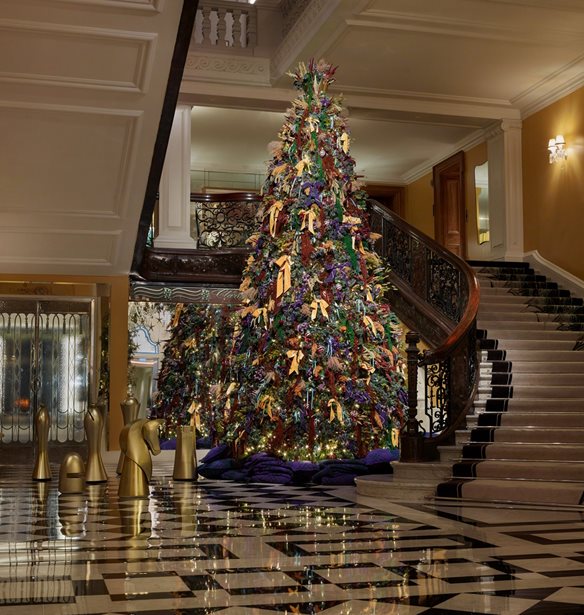 &#x3A4;&#x3BF; &#x3C6;&#x3B5;&#x3C4;&#x3B9;&#x3BD;&#x3CC; &#x3C7;&#x3C1;&#x3B9;&#x3C3;&#x3C4;&#x3BF;&#x3C5;&#x3B3;&#x3B5;&#x3BD;&#x3BD;&#x3B9;&#x3AC;&#x3C4;&#x3B9;&#x3BA;&#x3BF; &#x3B4;&#x3AD;&#x3BD;&#x3C4;&#x3C1;&#x3BF; &#x3C4;&#x3BF;&#x3C5; Claridge&#x27;s &#x3C6;&#x3AD;&#x3C1;&#x3B5;&#x3B9; &#x3C4;&#x3B7;&#x3BD; &#x3C5;&#x3C0;&#x3BF;&#x3B3;&#x3C1;&#x3B1;&#x3C6;&#x3AE; &#x3C4;&#x3BF;&#x3C5; Daniel Lee &#x3BA;&#x3B1;&#x3B9; &#x3C4;&#x3BF;&#x3C5; &#x3BF;&#x3AF;&#x3BA;&#x3BF;&#x3C5; Burberry