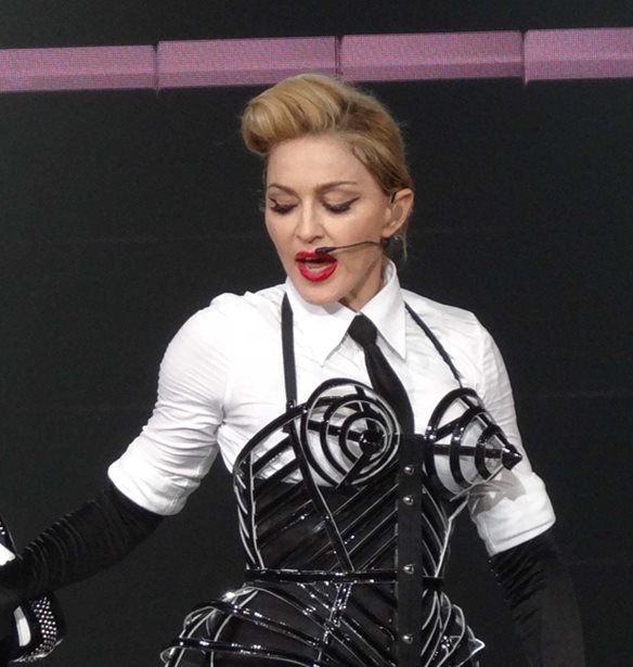 Madonna | &#x395;&#x3C0;&#x3B1;&#x3BD;&#x3B1;&#x3C6;&#x3AD;&#x3C1;&#x3B5;&#x3B9; &#x3C4;&#x3BF; iconic &#x3BA;&#x3C9;&#x3BD;&#x3B9;&#x3BA;&#x3CC; &#x3C3;&#x3BF;&#x3C5;&#x3C4;&#x3B9;&#x3AD;&#x3BD; &#x3C4;&#x3BF;&#x3C5; Jean Paul Gaultier &#x3B3;&#x3B9;&#x3B1; &#x3C4;&#x3B7;&#x3BD; Celebration &#x3C0;&#x3B5;&#x3C1;&#x3B9;&#x3BF;&#x3B4;&#x3B5;&#x3AF;&#x3B1; &#x3C4;&#x3B7;&#x3C2;