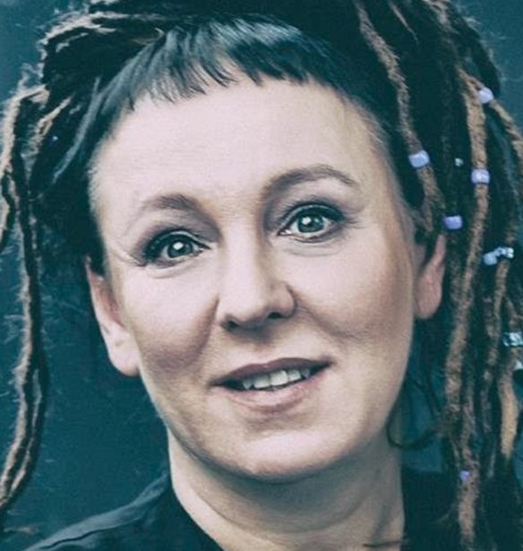 Olga Tokarczuk | &#x397; &#x3B2;&#x3C1;&#x3B1;&#x3B2;&#x3B5;&#x3C5;&#x3BC;&#x3AD;&#x3BD;&#x3B7; &#x3BC;&#x3B5; &#x39D;&#x3CC;&#x3BC;&#x3C0;&#x3B5;&#x3BB; &#x39B;&#x3BF;&#x3B3;&#x3BF;&#x3C4;&#x3B5;&#x3C7;&#x3BD;&#x3AF;&#x3B1;&#x3C2; &#x3C3;&#x3C5;&#x3B3;&#x3B3;&#x3C1;&#x3B1;&#x3C6;&#x3AD;&#x3B1;&#x3C2; &#x3B3;&#x3B9;&#x3B1; &#x3C0;&#x3C1;&#x3CE;&#x3C4;&#x3B7; &#x3C6;&#x3BF;&#x3C1;&#x3AC; &#x3C3;&#x3C4;&#x3B7;&#x3BD; &#x395;&#x3BB;&#x3BB;&#x3AC;&#x3B4;&#x3B1;