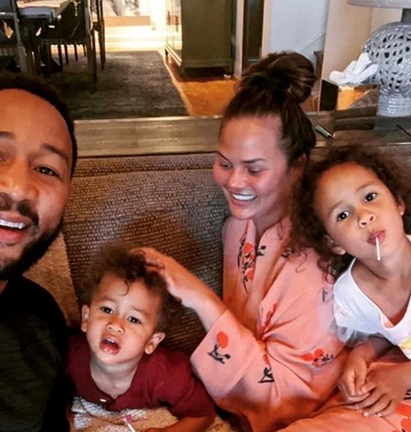 Chrissy Teigen - John Legend | &#x3A4;&#x3BF; &#x3C4;&#x3C1;&#x3C5;&#x3C6;&#x3B5;&#x3C1;&#x3CC; &#x3B2;&#x3AF;&#x3BD;&#x3C4;&#x3B5;&#x3BF; &#x3BC;&#x3B5; &#x3C4;&#x3B7;&#x3BD; &#x3B1;&#x3BE;&#x3B9;&#x3BF;&#x3BB;&#x3AC;&#x3C4;&#x3C1;&#x3B5;&#x3C5;&#x3C4;&#x3B7; 2 &#x3BC;&#x3B7;&#x3BD;&#x3CE;&#x3BD; &#x3BA;&#x3CC;&#x3C1;&#x3B7; &#x3C4;&#x3BF;&#x3C5;&#x3C2;, Esti