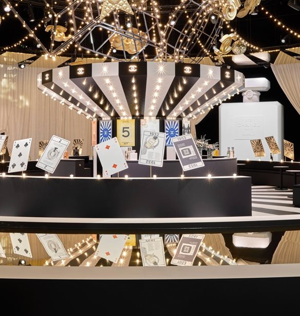 Le Grand Num&#xE9;ro de Chanel: &#x39C;&#x3B9;&#x3B1; &#x3AD;&#x3BA;&#x3B8;&#x3B5;&#x3C3;&#x3B7; &#x2013; &#x3B5;&#x3BC;&#x3C0;&#x3B5;&#x3B9;&#x3C1;&#x3AF;&#x3B1; &#x3C3;&#x3C4;&#x3BF; &#x3A0;&#x3B1;&#x3C1;&#x3AF;&#x3C3;&#x3B9;