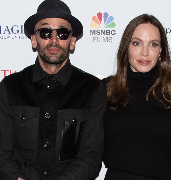 Angelina Jolie | &#x397; &#x3BD;&#x3AD;&#x3B1; casual &#x3B5;&#x3BC;&#x3C6;&#x3AC;&#x3BD;&#x3B9;&#x3C3;&#x3B7; &#x3BC;&#x3B5; &#x3C4;&#x3B1; &#x3C0;&#x3B1;&#x3B9;&#x3B4;&#x3B9;&#x3AC; &#x3C4;&#x3B7;&#x3C2; &#x3C3;&#x3B5; &#x3C0;&#x3C1;&#x3B5;&#x3BC;&#x3B9;&#x3AD;&#x3C1;&#x3B1; &#x3C4;&#x3B1;&#x3B9;&#x3BD;&#x3AF;&#x3B1;&#x3C2; - &#x3A4;&#x3BF; matchy matchy look &#x3BC;&#x3B5; &#x3C4;&#x3B7;&#x3BD; Shiloh