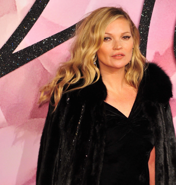 &#x39A;&#x3B1;&#x3BC;&#x3AF;&#x3B1; &#x3B4;&#x3B5;&#x3BD; &#x3C6;&#x3BF;&#x3C1;&#x3AC; &#x3C4;&#x3BF; total black &#x3CC;&#x3C0;&#x3C9;&#x3C2; &#x3B7; Kate Moss