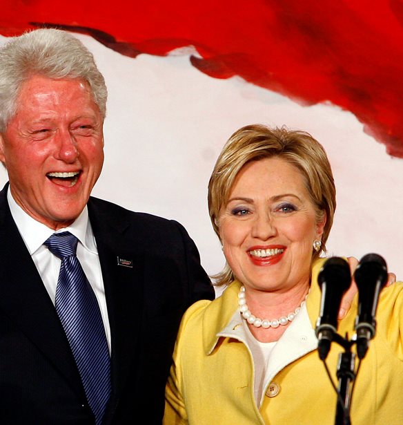 &#x397; Hillary Clinton &#x3B1;&#x3C0;&#x3BF;&#x3BA;&#x3AC;&#x3BB;&#x3C5;&#x3C8;&#x3B5; &#x3C4;&#x3BF; &#x3C0;&#x3B9;&#x3BF; &#x3B8;&#x3B1;&#x3C1;&#x3C1;&#x3B1;&#x3BB;&#x3AD;&#x3BF; &#x3C0;&#x3C1;&#x3AC;&#x3B3;&#x3BC;&#x3B1; &#x3C0;&#x3BF;&#x3C5; &#x3AD;&#x3BA;&#x3B1;&#x3BD;&#x3B5; &#x3C0;&#x3BF;&#x3C4;&#x3AD; (&#x3BA;&#x3B1;&#x3B9; &#x3BD;&#x3B1;&#x3B9; &#x3AD;&#x3C7;&#x3B5;&#x3B9; &#x3BD;&#x3B1; &#x3BA;&#x3AC;&#x3BD;&#x3B5;&#x3B9; &#x3BC;&#x3B5; &#x3C4;&#x3BF; &#x3C3;&#x3BA;&#x3AC;&#x3BD;&#x3B4;&#x3B1;&#x3BB;&#x3BF; &#x3C4;&#x3BF;&#x3C5; &#x3C3;&#x3C5;&#x3B6;&#x3CD;&#x3B3;&#x3BF;&#x3C5; &#x3C4;&#x3B7;&#x3C2;)