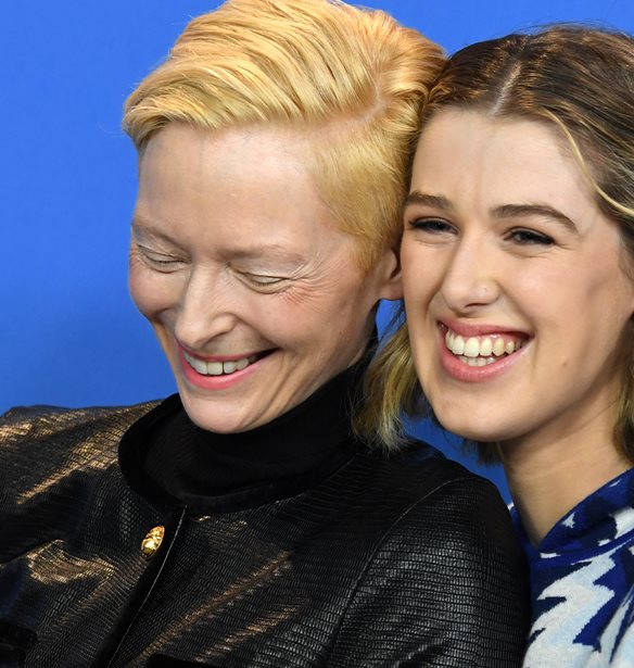 Tilda Swinton: &#x397; &#x3C3;&#x3C0;&#x3AC;&#x3BD;&#x3B9;&#x3B1; &#x3B5;&#x3BC;&#x3C6;&#x3AC;&#x3BD;&#x3B9;&#x3C3;&#x3B7; &#x3BC;&#x3B1;&#x3B6;&#x3AF; &#x3BC;&#x3B5; &#x3C4;&#x3B7;&#x3BD; &#x3BA;&#x3CC;&#x3C1;&#x3B7; &#x3C4;&#x3B7;&#x3C2; &#x3C3;&#x3C4;&#x3B7;&#x3BD; &#x3C0;&#x3C1;&#x3B5;&#x3BC;&#x3B9;&#x3AD;&#x3C1;&#x3B1; &#x3C4;&#x3B7;&#x3C2; &#x3C4;&#x3B1;&#x3B9;&#x3BD;&#x3AF;&#x3B1;&#x3C2; &#x3C4;&#x3BF;&#x3C5;&#x3C2;