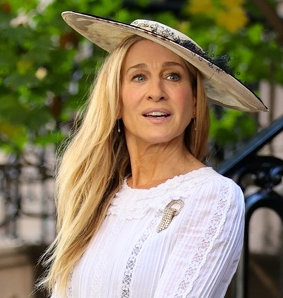 Spoiler alert | &#x397; Sarah Jessica Parker &#x3BC;&#x3B9;&#x3BB;&#x3AC;&#x3B5;&#x3B9; &#x3B5;&#x3BB;&#x3BB;&#x3B7;&#x3BD;&#x3B9;&#x3BA;&#x3AC; &#x3C3;&#x3C4;&#x3BF; And Just Like That