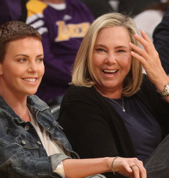 Charlize Theron | &#x397; &#x3BD;&#x3AD;&#x3B1; &#x3C6;&#x3C9;&#x3C4;&#x3BF;&#x3B3;&#x3C1;&#x3B1;&#x3C6;&#x3AF;&#x3B1; &#x3BC;&#x3B5; &#x3C4;&#x3B9;&#x3C2; &#x3BA;&#x3CC;&#x3C1;&#x3B5;&#x3C2; &#x3C4;&#x3B7;&#x3C2; &#x3C3;&#x3C4;&#x3B1; &#x3B3;&#x3B5;&#x3BD;&#x3AD;&#x3B8;&#x3BB;&#x3B9;&#x3B1; &#x3C4;&#x3B7;&#x3C2; &#x3BC;&#x3B1;&#x3BC;&#x3AC; &#x3C4;&#x3B7;&#x3C2;