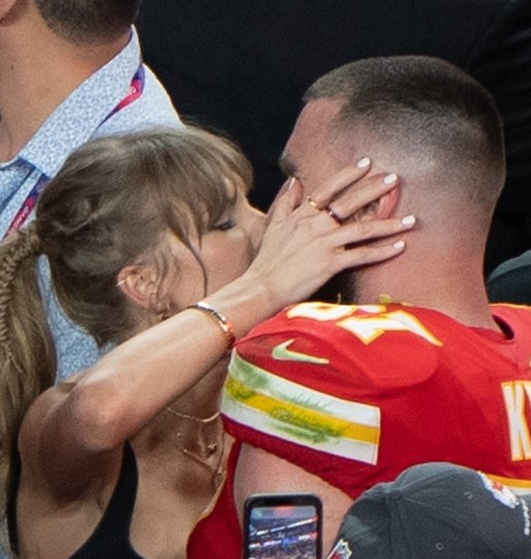 Taylor Swift | &#x3A4;&#x3BF; &#x3C4;&#x3C1;&#x3C5;&#x3C6;&#x3B5;&#x3C1;&#x3CC; &#x3B4;&#x3CE;&#x3C1;&#x3BF; &#x3C0;&#x3BF;&#x3C5; &#x3C4;&#x3B7;&#x3C2; &#x3AD;&#x3BA;&#x3B1;&#x3BD;&#x3B5; &#x3BF; Travis Kelce &#x3C0;&#x3C1;&#x3B9;&#x3BD; &#x3B1;&#x3C0;&#x3CC; &#x3C4;&#x3B1; live &#x3C4;&#x3B7;&#x3C2; &#x3C3;&#x3C4;&#x3B7;&#x3BD; &#x395;&#x3C5;&#x3C1;&#x3CE;&#x3C0;&#x3B7;