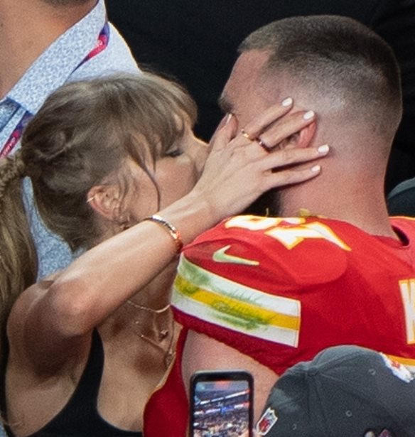 Taylor Swift | &#x391;&#x3BD;&#x3AD;&#x3B2;&#x3B1;&#x3C3;&#x3B5; &#x3B3;&#x3B9;&#x3B1; &#x3C0;&#x3C1;&#x3CE;&#x3C4;&#x3B7; &#x3C6;&#x3BF;&#x3C1;&#x3AC; &#x3C4;&#x3BF;&#x3BD; Travis Kelce &#x3C3;&#x3C4;&#x3B1; social media &#x3C4;&#x3B7;&#x3C2;