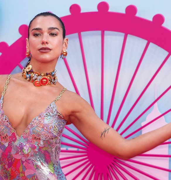 Dua Lipa | &#x393;&#x3B9;&#x3B1;&#x3C4;&#x3AF; &#x3B5;&#x3C0;&#x3AD;&#x3BB;&#x3B5;&#x3BE;&#x3B5; Versace &#x3B4;&#x3B7;&#x3BC;&#x3B9;&#x3BF;&#x3C5;&#x3C1;&#x3B3;&#x3AF;&#x3B1; &#x3C3;&#x3C4;&#x3B7;&#x3BD; &#x3B5;&#x3C5;&#x3C1;&#x3C9;&#x3C0;&#x3B1;&#x3CA;&#x3BA;&#x3AE; &#x3C0;&#x3C1;&#x3B5;&#x3BC;&#x3B9;&#x3AD;&#x3C1;&#x3B1; &#x3C4;&#x3B7;&#x3C2; &quot;Barbie&quot;