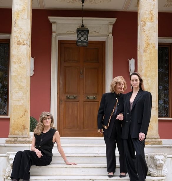 Versace | Τρεις γενιές Ελληνίδων που συλλέγουν κομμάτια του οίκου πρωταγωνιστούν στο project Embodied