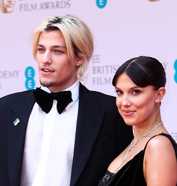 &#x397; 19&#x3C7;&#x3C1;&#x3BF;&#x3BD;&#x3B7; Millie Bobby Brown &#x3B1;&#x3C1;&#x3C1;&#x3B1;&#x3B2;&#x3C9;&#x3BD;&#x3B9;&#x3AC;&#x3C3;&#x3C4;&#x3B7;&#x3BA;&#x3B5; &#x3C4;&#x3BF;&#x3BD; &#x3B3;&#x3B9;&#x3BF; &#x3C4;&#x3BF;&#x3C5; Jon Bon Jovi