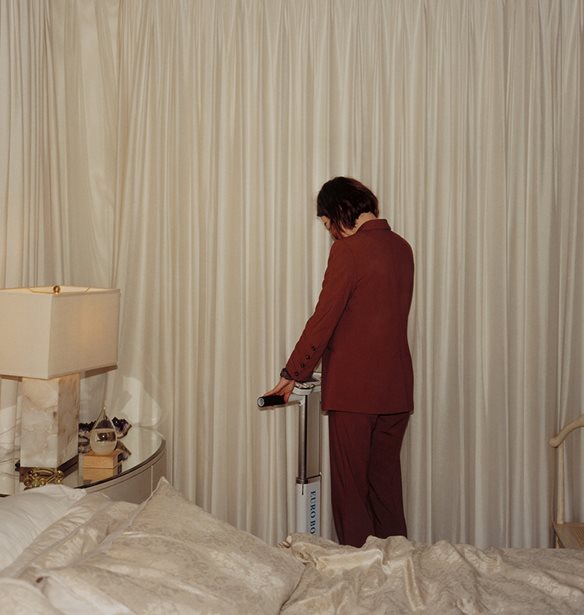 Μία ματιά στην πρώτη φωτογραφική έκθεση του Γιώργου Λάνθιμου στην Ελλάδα