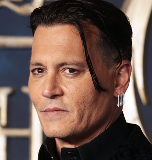 Johnny Depp | &#x3A0;&#x3CE;&#x3C2; &#x3BA;&#x3B1;&#x3C4;&#x3AC;&#x3C6;&#x3B5;&#x3C1;&#x3B5; &#x3BD;&#x3B1; &#x3B2;&#x3B3;&#x3AC;&#x3BB;&#x3B5;&#x3B9; 4,5 &#x3B5;&#x3BA;&#x3B1;&#x3C4;&#x3BF;&#x3BC;&#x3BC;&#x3CD;&#x3C1;&#x3B9;&#x3B1; &#x3BB;&#x3AF;&#x3C1;&#x3B5;&#x3C2; &#x3BC;&#x3AD;&#x3C3;&#x3B1; &#x3C3;&#x3B5; &#x3BB;&#x3AF;&#x3B3;&#x3B5;&#x3C2; &#x3B7;&#x3BC;&#x3AD;&#x3C1;&#x3B5;&#x3C2;