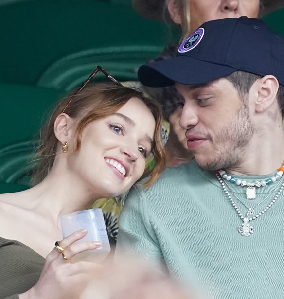 Fairytale gone bad | &#x397; Phoebe Dynevor &#x3BA;&#x3B1;&#x3B9; &#x3BF; Pete Davidson &#x3C7;&#x3CE;&#x3C1;&#x3B9;&#x3C3;&#x3B1;&#x3BD; &#x3BA;&#x3B1;&#x3B9; &#x3BF; &#x3BB;&#x3CC;&#x3B3;&#x3BF;&#x3C2; &#x3B5;&#x3AF;&#x3BD;&#x3B1;&#x3B9; &#x3C0;&#x3C1;&#x3BF;&#x3C6;&#x3B1;&#x3BD;&#x3AE;&#x3C2;