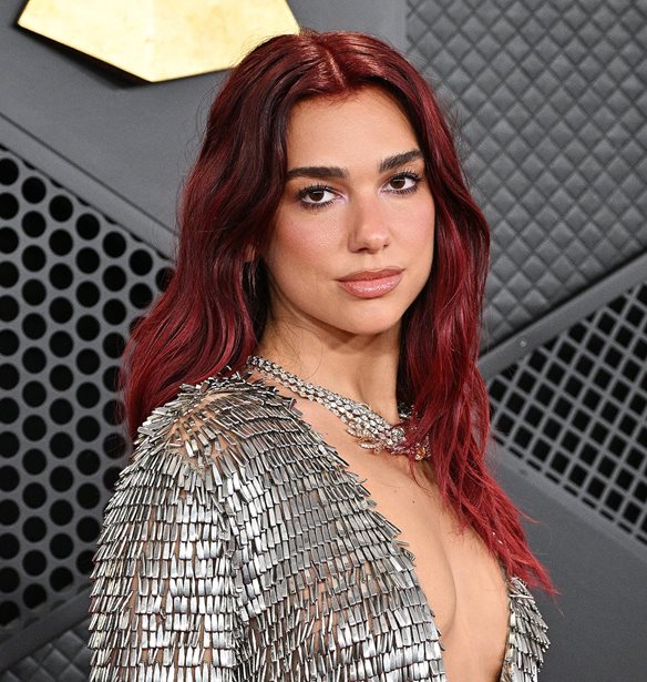 Dua Lipa | &#x39F; &#x3C3;&#x3BF;&#x3B2;&#x3B1;&#x3C1;&#x3CC;&#x3C2; &#x3BB;&#x3CC;&#x3B3;&#x3BF;&#x3C2; &#x3C0;&#x3BF;&#x3C5; &#x3B1;&#x3BA;&#x3CD;&#x3C1;&#x3C9;&#x3C3;&#x3B5; &#x3C4;&#x3B7; &#x3C3;&#x3C5;&#x3BD;&#x3B1;&#x3C5;&#x3BB;&#x3AF;&#x3B1; &#x3C4;&#x3B7;&#x3C2; - &quot;&#x39C;&#x3B5; &#x3C0;&#x3BF;&#x3BD;&#x3AC;&#x3B5;&#x3B9; &#x3C0;&#x3C1;&#x3B1;&#x3B3;&#x3BC;&#x3B1;&#x3C4;&#x3B9;&#x3BA;&#x3AC;&quot;