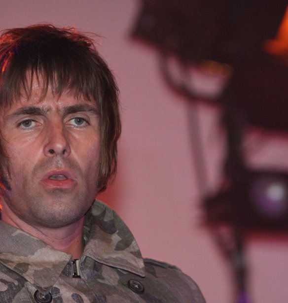 Oasis Knebworth 1996 | &#x3A4;&#x3BF; &#x3BD;&#x3C4;&#x3BF;&#x3BA;&#x3B9;&#x3BC;&#x3B1;&#x3BD;&#x3C4;&#x3AD;&#x3C1; &#x3B3;&#x3B9;&#x3B1; &#x3C4;&#x3B7; &#x3B8;&#x3C1;&#x3C5;&#x3BB;&#x3B9;&#x3BA;&#x3AE; &#x3BC;&#x3C0;&#x3AC;&#x3BD;&#x3C4;&#x3B1; &#x3C4;&#x3C9;&#x3BD; Liam &#x3BA;&#x3B1;&#x3B9; Noel Gallagher
