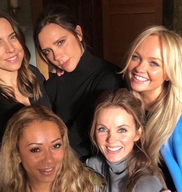 Spice Girls | &#x397; Mel B &#x3B5;&#x3C0;&#x3B9;&#x3B2;&#x3B5;&#x3B2;&#x3B1;&#x3AF;&#x3C9;&#x3C3;&#x3B5; &#x3C4;&#x3B7;&#x3BD; &#x3B5;&#x3C0;&#x3B1;&#x3BD;&#x3AD;&#x3BD;&#x3C9;&#x3C3;&#x3B7; &#x3C4;&#x3BF;&#x3C5; &#x3B3;&#x3BA;&#x3C1;&#x3BF;&#x3C5;&#x3C0; (&#x3BC;&#x3B1;&#x3B6;&#x3AF; &#x3BC;&#x3B5; &#x3C4;&#x3B7; Victoria Beckham)