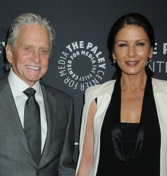 &#x397; Catherine Zeta-Jones &#x3B4;&#x3B5;&#x3BD; &#x3B8;&#x3B5;&#x3C9;&#x3C1;&#x3B5;&#x3AF; &#x3C0;&#x3C9;&#x3C2; &#x3B7; &#x3C3;&#x3C7;&#x3AD;&#x3C3;&#x3B7; &#x3C4;&#x3B7;&#x3C2; &#x3BC;&#x3B5; &#x3C4;&#x3BF;&#x3BD; Michael Douglas &#x3B5;&#x3AF;&#x3BD;&#x3B1;&#x3B9; &quot;relationship goals&quot;