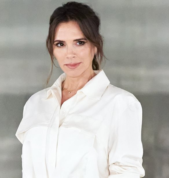 H Victoria Beckham &#x3BC;&#x3BF;&#x3B9;&#x3C1;&#x3AC;&#x3C3;&#x3C4;&#x3B7;&#x3BA;&#x3B5; &#x3BC;&#x3B9;&#x3B1; &#x3C3;&#x3C0;&#x3AC;&#x3BD;&#x3B9;&#x3B1; &#x3C6;&#x3C9;&#x3C4;&#x3BF;&#x3B3;&#x3C1;&#x3B1;&#x3C6;&#x3AF;&#x3B1; &#x3BC;&#x3B5; &#x3C4;&#x3B7;&#x3BD; &#x3BD;&#x3CD;&#x3C6;&#x3B7; &#x3C4;&#x3B7;&#x3C2;, Nicola Peltz