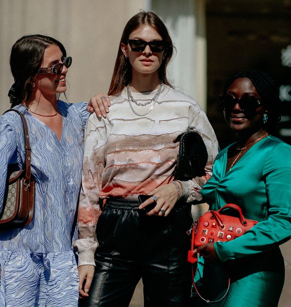 To πρώτο viral φόρεμα για το 2021 | Tαιριάζει σε όλες και φτιάχνει τη διάθεση