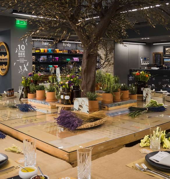 &#x3A4;&#x3BF; Apivita Experience Store &#x3B3;&#x3B9;&#x3CC;&#x3C1;&#x3C4;&#x3B1;&#x3C3;&#x3B5; &#x3C4;&#x3B1; 10 &#x3C7;&#x3C1;&#x3CC;&#x3BD;&#x3B9;&#x3B1; &#x3BB;&#x3B5;&#x3B9;&#x3C4;&#x3BF;&#x3C5;&#x3C1;&#x3B3;&#x3AF;&#x3B1;&#x3C2; &#x3C4;&#x3BF;&#x3C5; &#x3C3;&#x3C4;&#x3B7;&#x3BD; &#x3C0;&#x3B1;&#x3BD;&#x3AD;&#x3BC;&#x3BF;&#x3C1;&#x3C6;&#x3B7; &#x3B1;&#x3C5;&#x3BB;&#x3AE; &#x3C4;&#x3BF;&#x3C5;