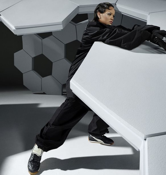 H Rihanna &#x3BA;&#x3B1;&#x3B9; &#x3B7; Puma &#x3C3;&#x3C5;&#x3BD;&#x3B5;&#x3C1;&#x3B3;&#x3AC;&#x3B6;&#x3BF;&#x3BD;&#x3C4;&#x3B1;&#x3B9; &#x3BE;&#x3B1;&#x3BD;&#x3AC; &#x3BA;&#x3B1;&#x3B9; &#x3C0;&#x3B1;&#x3C1;&#x3BF;&#x3C5;&#x3C3;&#x3B9;&#x3AC;&#x3B6;&#x3BF;&#x3C5;&#x3BD; &#x3C4;&#x3BF; &#x3C0;&#x3B1;&#x3C0;&#x3BF;&#x3CD;&#x3C4;&#x3C3;&#x3B9; Fenty x Puma Avanti