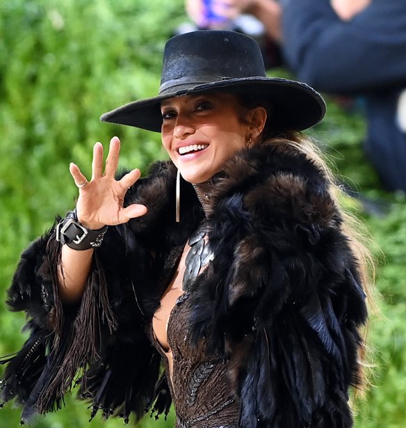 Wedding Bells | &#x397; Jennifer Lopez &#x3BC;&#x3CC;&#x3BB;&#x3B9;&#x3C2; &#x3B4;&#x3AE;&#x3BB;&#x3C9;&#x3C3;&#x3B5; &#x3CC;&#x3C4;&#x3B9; &#x3B8;&#x3B1; &#x3AE;&#x3B8;&#x3B5;&#x3BB;&#x3B5; &#x3BD;&#x3B1; &#x3C0;&#x3B1;&#x3BD;&#x3C4;&#x3C1;&#x3B5;&#x3C5;&#x3C4;&#x3B5;&#x3AF; &#x3BE;&#x3B1;&#x3BD;&#x3AC;