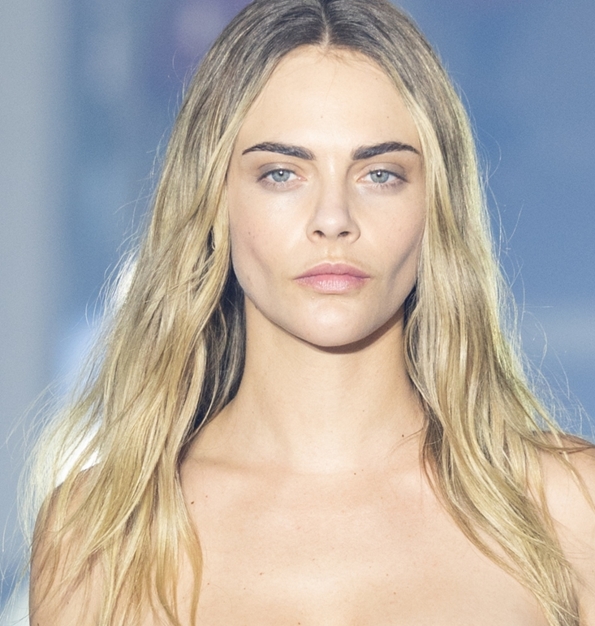 Το απόλυτο boho hairstyle της Cara Delevingne