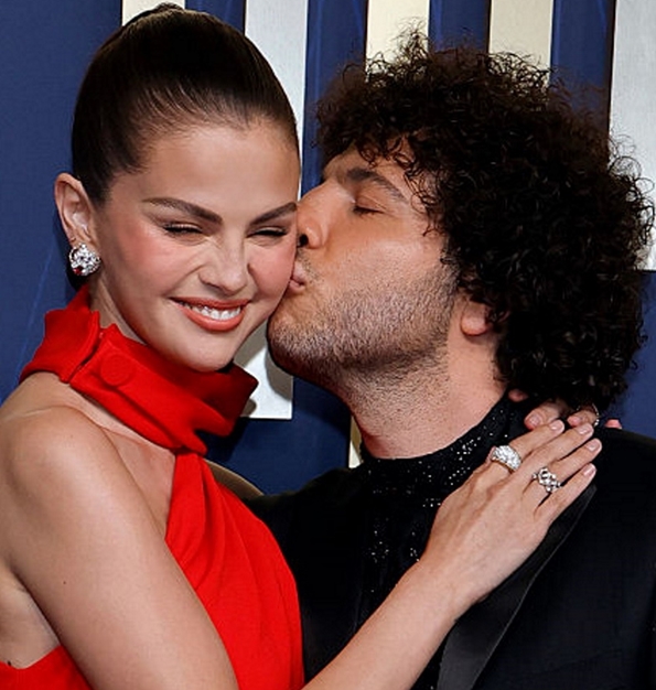 O&#x3B9; &#x3C0;&#x3C1;&#x3CE;&#x3C4;&#x3B5;&#x3C2; &#x3C6;&#x3C9;&#x3C4;&#x3BF;&#x3B3;&#x3C1;&#x3B1;&#x3C6;&#x3AF;&#x3B5;&#x3C2; &#x3B1;&#x3C0;&#x3CC; &#x3C4;&#x3BF;&#x3BD; &#x3B3;&#x3AC;&#x3BC;&#x3BF; &#x3C4;&#x3B7;&#x3C2; Selena Gomez &#x3BA;&#x3B1;&#x3B9; &#x3C4;&#x3BF;&#x3C5; Benny Blanco