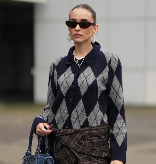 Το Argyle καρό είναι ξανά επίκαιρο και αυτοί είναι οι πιο κομψοί τρόποι για να το φορέσεις