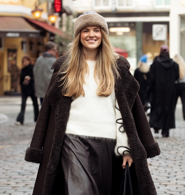 Αυτό είναι το πανωφόρι που φορούν όλες οι fashionistas όταν έχει πολύ κρύο και δεν είναι το παλτό