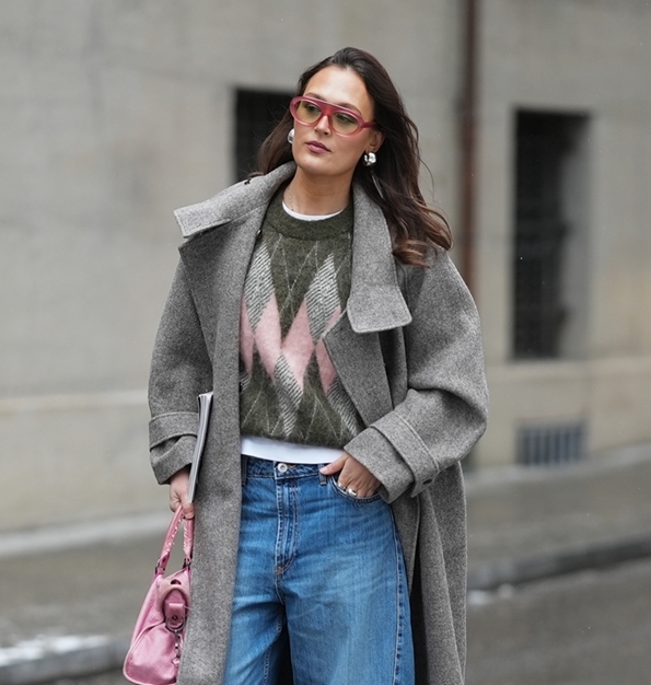 Λευκό t-shirt κάτω από το πουλόβερ | Ένα στιλιστικό trick που ξεκινά τον 17ο αιώνα