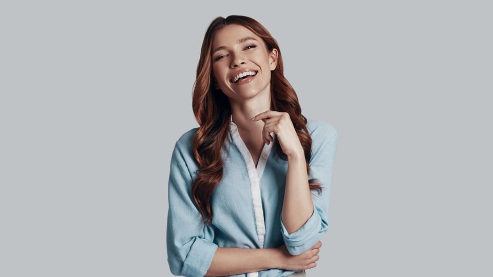 Αυτό είναι το ακαταμάχητο lip oil gloss που ανεβάζει τη λάμψη στα ύψη