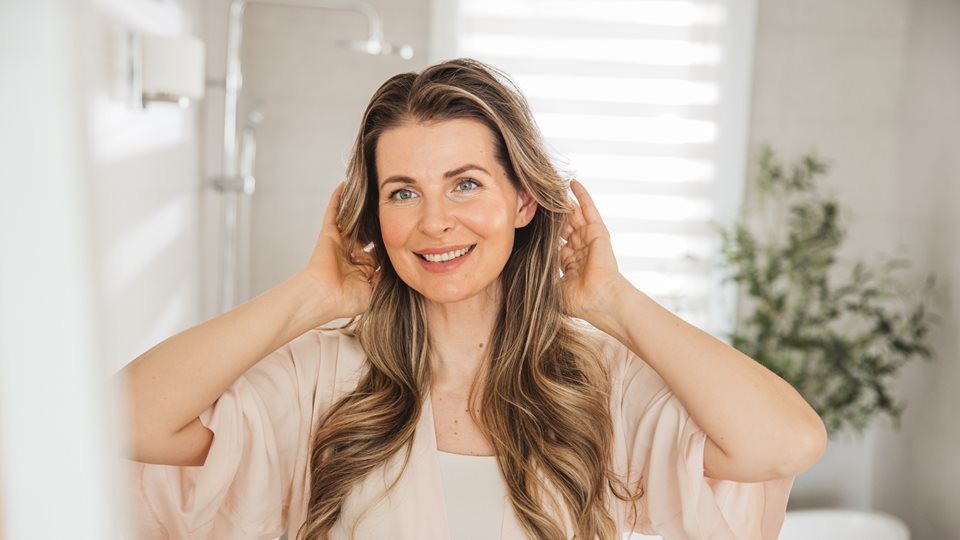 Δώσε στα μαλλιά σου μοναδική, γυάλινη λάμψη με αυτόν τον εξειδικευμένο ορό