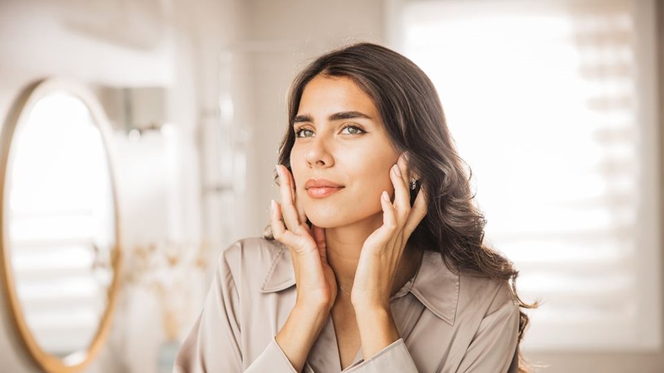 Η επιδερμίδα του προσώπου αποκτά λάμψη και ομοιόμορφο τόνο με αυτόν τον ορό