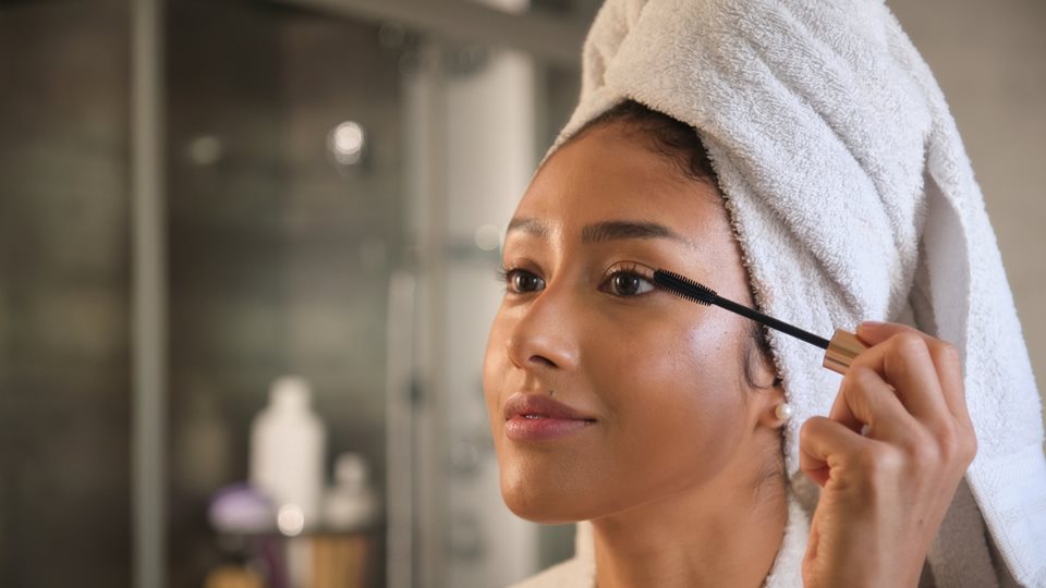 Αυτή τη μάσκαρα λατρεύουν οι γυναίκες που φορούν lash extensions