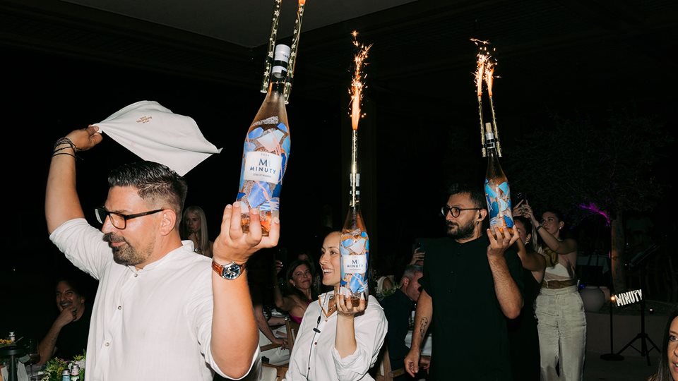 FullMoonDinnerbyMF | &#x39C;&#x3AF;&#x3B1; &#x3B2;&#x3C1;&#x3B1;&#x3B4;&#x3B9;&#x3AC; &#x3C3;&#x3C4;&#x3B7;&#x3BD; &#x391;&#x3B8;&#x3B7;&#x3BD;&#x3B1;&#x3CA;&#x3BA;&#x3AE; &#x3A1;&#x3B9;&#x3B2;&#x3B9;&#x3AD;&#x3C1;&#x3B1; &#x3C5;&#x3C0;&#x3CC; &#x3C4;&#x3BF; &#x3C6;&#x3C9;&#x3C2; &#x3C4;&#x3B7;&#x3C2; &#x3C0;&#x3B1;&#x3BD;&#x3C3;&#x3B5;&#x3BB;&#x3AE;&#x3BD;&#x3BF;&#x3C5; &#x3BA;&#x3B1;&#x3B9; &#x3AC;&#x3C1;&#x3C9;&#x3BC;&#x3B1; &#x3A0;&#x3C1;&#x3BF;&#x3B2;&#x3B7;&#x3B3;&#x3BA;&#x3AF;&#x3B1;&#x3C2; &#x3BC;&#x3B5; &#x3C4;&#x3BF; &#x3B1;&#x3B3;&#x3B1;&#x3C0;&#x3B7;&#x3BC;&#x3AD;&#x3BD;&#x3BF; &#x3BC;&#x3B1;&#x3C2; Rose de Provence Minuty
