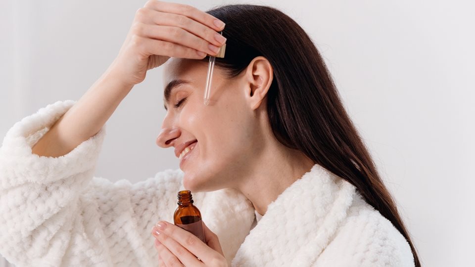 Ο εμβληματικός ορός που ενυδατώνει σε βάθος και σβήνει τις ρυτίδες