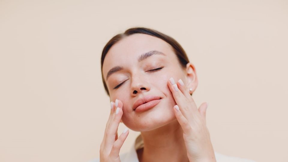 Ο ορός νύχτας που συνδυάζει τρία συστατικά για εντυπωσιακά αποτελέσματα