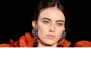 Μακιγιάζ - Μαλλιά 2025 | Από το γοητευτικό boho μέχρι θεατρικές εμφανίσεις, οι φετινές τάσεις τα έχουν όλα - εικόνα 12