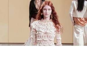 H Melanie Georgacopoulos φτιάχνει φορέσιμα έργα τέχνης από μαργαριτάρι - εικόνα 2