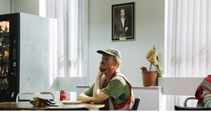 Βουγονία | Ποιο ελληνικό brand κυκλοφορεί συλλογή αφιερωμένη στην ταινία του Γιώργου Λάνθιμου - εικόνα 2