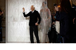 Giorgio Armani 1934 - 2025 | Ο σχεδιαστής που άλλαξε τον τρόπο που αισθανόμαστε μέσα στα ρούχα μας - εικόνα 1