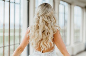 Δόμνα Μιχαηλίδου | Το elegant χτένισμα που επέλεξε για τον γάμο της είναι ό,τι πιο σύγχρονο για τις νύφες του '25 - εικόνα 2