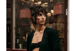 To χτένισμα της Demi Moore στο κόκκινο χαλί ήταν όνειρο - και το επιμελήθηκε Έλληνας hairstylist - εικόνα 1