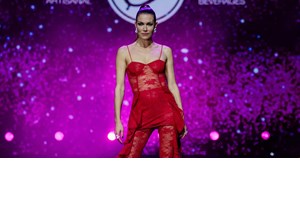 Η Δούκισσα Νομικού με το απόλυτο κόκκινο κραγιόν για τη γιορτινή περίοδο - εικόνα 2